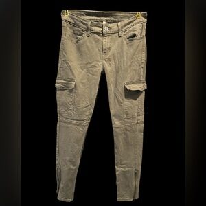 Levi’s Skinny Cargo Jeans w/ zipper ankle & mid-rise. Olive Green Women size 26